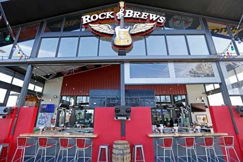 地ビールレストランRock＆Brewsは大人気店。ジーンの取材時にロサンゼルス国際空港の店を訪ねようと思ったが、満席で入れなかった。全米に15店を展開。