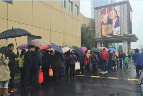 雨の中、1号店に出来た行列