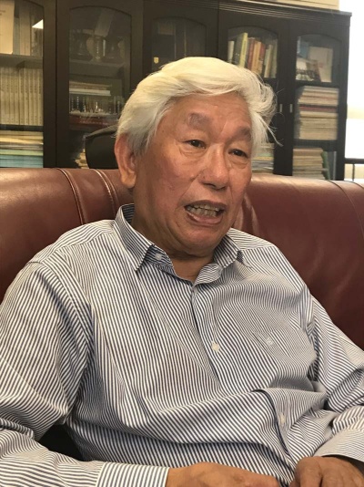 <span class="fontBold">姜義華(ジャン・イーフア)氏</span> 1939年生まれ。復旦大学特別教授、中外現代化プロセス研究センター主任。62年に復旦大学歴史系を卒業し、82年に副教授、85年に教授に。上海歴史学会会長、上海市社会科学学会連合会副主席などを務めた経歴を持つ。