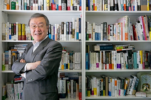 <b>出口治明(でぐち・はるあき)</b><br />ライフネット生命保険創業者。1948年生まれ。72年日本生命保険入社、2006年に現在のライフネット生命保険を設立し、社長に。2017年6月に会長を退任した。読書量は年間200冊。『仕事に効く教養としての「世界史」』(祥伝社)、『「全世界史」講義』(新潮社)など歴史にまつわる著書多数。(撮影:的野弘路、以下同)