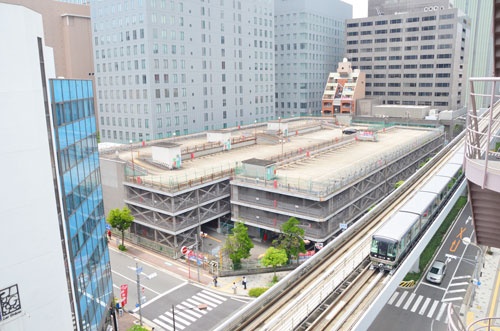 そごう神戸店の裏手にある土地は、現在は4階建ての立体駐車場として使われている。まわりにオフィスビルが立ち並ぶなか「宝の持ち腐れ」といっても良い景色が広がる