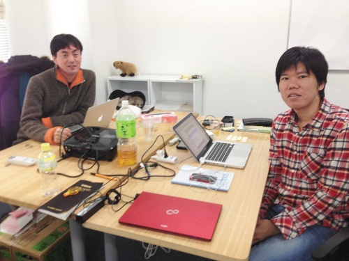 創業当日のメルカリ。初日から参加できたのは山田進太郎氏(左)を含め2人だった