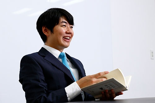 <b>村上太一（むらかみ・たいち）</b><br />1986年東京都生まれ。高校時代に起業準備をはじめて、2005年、早稲田大学政治経済学部入学して、大学1年生の時にリブセンスを設立、社長に就任した。2011年12月には、25歳1カ月で東証マザーズ上場。2012年10月には、25歳11カ月で東証一部に市場変更。ともに史上最年少記録を更新（撮影／竹井 俊晴、ほかも同じ）
