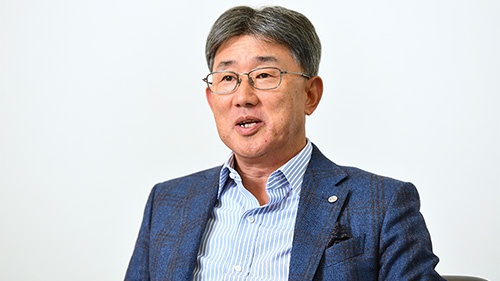 <span class="fontBold">高岡 浩三(たかおか・こうぞう)</span><br />1960年、大阪生まれ。神戸大学経営学部を卒業後、1983年にネスレ日本に入社。営業本部などを経験し、ネスレコンフェクショナリー(かつてネスレ日本の子会社として存在していた製菓会社)に出向。同社のマーケティング本部長、社長、ネスレ日本の飲料事業本部長などを経て、2010年11月にネスレ日本の社長兼CEOに就任する(撮影:水野 浩志、ほかも同じ)