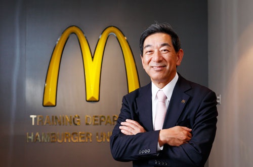 <b>下平篤雄(しもだいら・あつお)氏</b><br />日本マクドナルドホールディングス副社長兼最高執行責任者(COO)。1953年生まれ。国学院大学法学部卒業後、78年、日本マクドナルド(現日本マクドナルドホールディングス)入社。営業推進本部長、上席執行役員コーポレートディベロップメント本部長など歴任。2009年からマクドナルドの大手フランチャイズ加盟企業、クォリティフーズ(新潟市)に出向、11年から同社副社長。15年1月、日本マクドナルドホールディングスに復帰。15年3月から現職(写真:竹井 俊晴、以下同)