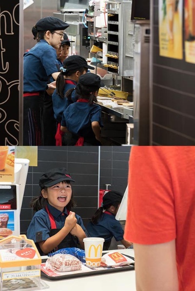 子供がマクドナルドの仕事を体験するイベント「マックアドベンチャー」。厨房に入りスタッフに教わりながらハンバーガーを作り、カウンターで商品を渡す（写真：堀 勝志古）