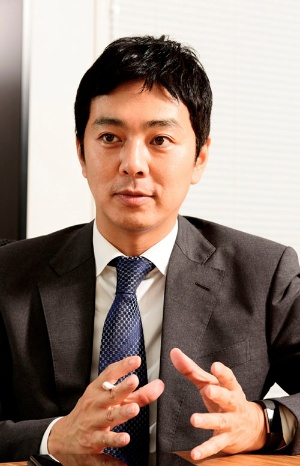 <b>マルケト社長<br />福田康隆(ふくだ・やすたか)氏</b><br />1972年生まれ。大学卒業後、日本オラクルに入社し、セールスコンサルタントとして勤務。2001年に米オラクル本社に出向し、営業職に従事。04年米セールスフォース・ドットコムに転職。翌年、同社日本法人に異動。以後9年間に渡り、専務執行役員兼シニアバイスプレジデントを務める。2014年6月マルケト入社と同時に代表取締役社長に就任。(写真:清水盟貴)