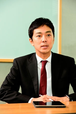 <span class="fontBold">マルケト社長<br />福田康隆(ふくだ・やすたか)氏</span><br /> 1972年生まれ。大学卒業後、日本オラクルに入社し、セールスコンサルタントとして勤務。2001年に米オラクル本社に出向し、営業職に従事。04年米セールスフォース・ドットコムに転職。翌年、同社日本法人に異動。以後9年間に渡り、専務執行役員兼シニアバイスプレジデントを務める。2014年6月マルケト入社と同時に代表取締役社長に就任。(写真:清水盟貴)