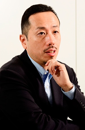 <span class="fontBold">オイシックスドット大地執行役員統合マーケティング部部長 Chief Omni-Channel Officer 奥谷 孝司(おくたに・たかし)氏</span><br />1997年良品計画入社。3年の店舗経験後、取引先の商社に2年間出向し独駐在。家具、雑貨関連の商品開発や貿易業務に従事した。帰国後、海外のプロダクトデザイナーとのコラボレーションを手掛ける「World MUJI企画」を運営。2003年良品計画初となるインハウスデザイナーを有する企画デザイン室の立ち上げメンバーに。05年衣服雑貨部雑貨カテゴリーマネージャー、定番商品「足なり直角靴下」を開発。10年WEB事業部長「MUJI passport」のプロデュースで14年日本アドバタイザーズ協会Web広告研究会の第2回WebグランプリのWeb人部門でWeb人大賞を受賞。15年10月オイシックス(現オイシックスドット大地)入社。16年10月より現職。16年11月 Prismatix Engagement Commerce Adviser。(写真:清水盟貴)