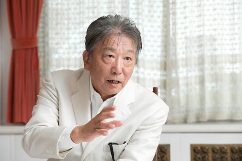 伊集院静・作家1950年生まれ。CMディレクターなどを経て1981年『皐月』で作家デビュー。91年『乳房』で吉川英治文学新人賞、92年『受け月』で直木賞、94年『機関車先生』で柴田錬三郎賞、2002年『ごろごろ』で吉川英治文学賞受賞(写真:的野弘路)