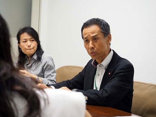 J.フロントリテイリンググループ広報・杉谷智恵さん（写真左）と忠津人事部長（右）