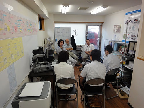 上石神井のオフィスは会議用の机すらなかった。写真奥左が道脇氏。奥中央が大村氏、奥右が岩越氏。