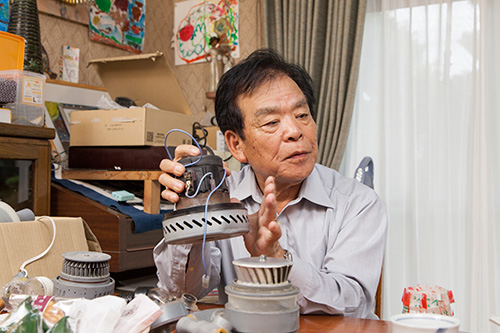 <span class="fontBold">［かわもと・えいいち］</span><br /> 1943年生まれ。食品メーカーに勤務する傍ら、趣味で発明を続ける。失業中に開発した水と空気を分離するファンなどが、旧三洋電機出身者が起業したベンチャー企業の目に留まり、カーペットやソファを水洗いできる掃除機ヘッド「スイトル」として商品化した。（写真:下川高広、以下同）