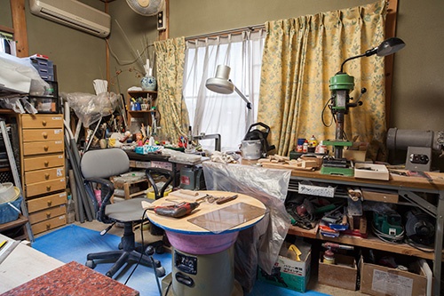 川本氏の自宅2階の「研究室」。工具や材料などが所狭しと並ぶ。