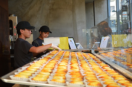 チーズタルトの店は行列が絶えない時間帯も多い(撮影:栗原克己)