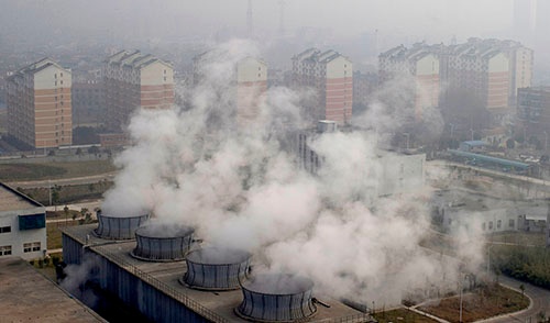 中国の廃棄物処理場では周辺住民の健康被害も指摘されてきた(写真:Imaginechina/アフロ、2015年・武漢)