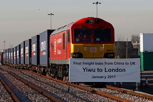 1月18日、中国・浙江省から遠路、ロンドンに到着した貨物列車（写真：ロイター/アフロ）