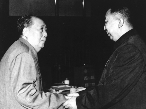 華国鋒(右)と毛沢東(写真:AFLO)