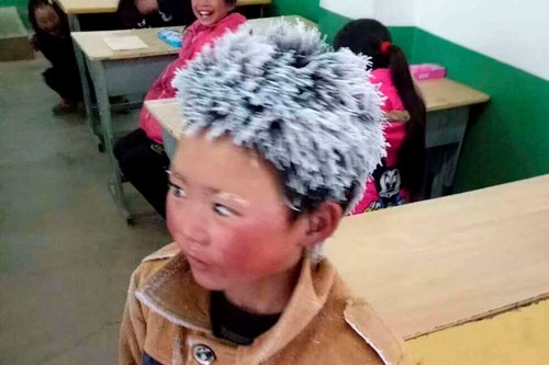 1月に「氷花男孩」（霧氷少年）として有名になった8歳の王福満君のその後は…（写真：Imaginechina/アフロ）