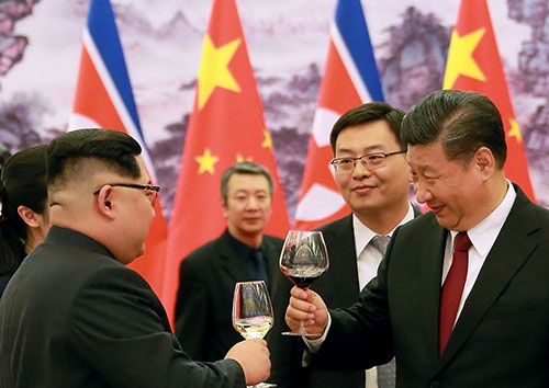 訪中した金正恩が習近平と交わした最初の乾杯はワインだったが……（写真：KNS/KCNA/AFP/アフロ）