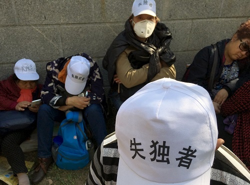 一人っ子を失った両親による北京での抗議集会（写真：ロイター/アフロ、2016年4月18日撮影）