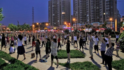 中国各地に普及した「広場舞」。1億人市場は魅力的だが、様々なトラブルも（写真：Imaginechina/アフロ　2014年撮影）