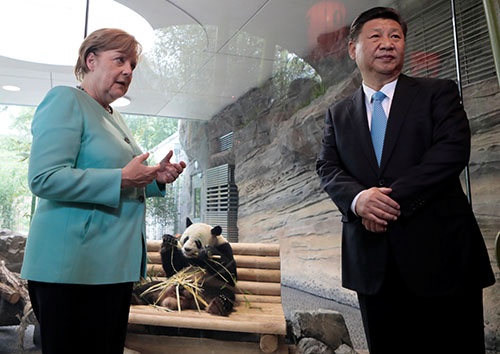 習近平主席は7月5日、ベルリン動物園のパンダ館開館式典にメルケル首相と共に出席した（写真：ロイター/アフロ）