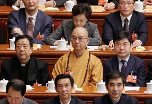 セクハラで告発された中国仏教界の最高指導者・学誠(前から2列目中、写真:ロイター/アフロ)
