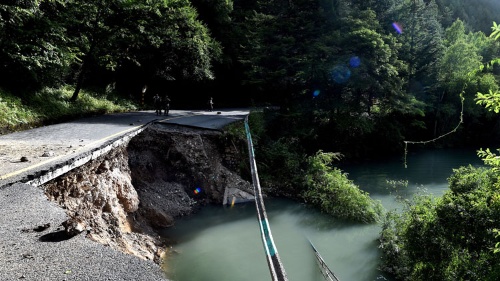 九寨溝を襲った大地震で道路も崩壊、世界自然遺産の美しさは取り戻せるか（写真：AP/アフロ）