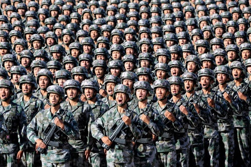 7月、中国人民解放軍の建軍90周年を祝うパレードが内モンゴル自治区で行われた。精鋭兵士たちの陰には「57％の不合格者」たちが…（写真：ロイター/アフロ）