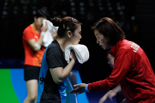 リオ五輪卓球女子シングルス準決勝で、日本代表・福原愛選手にアドバイスを送る張莉梓コーチ（写真：AP/アフロ）