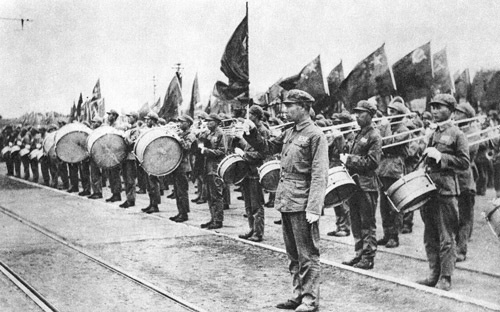 1949年10月、“国歌”を演奏する中華人民共和国軍楽隊（写真：Ullstein bild/アフロ）