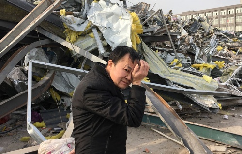北京市は火災をきっかけに「工場アパート」の撤去に乗り出し、多くの出稼ぎ労働者が住む場所を失くすことに（写真：ロイター/アフロ）
