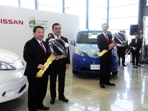 日産自動車いわき工場にて、内堀雅雄福島県知事(写真右)、清水敏男いわき市長(左)らと。ここでカルロス・ゴーン日産社長の「朗報」発言が飛び出した。
