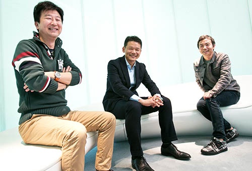 左から、グライダーアソシエイツ社長の杉本哲哉氏、ヤフー社長の宮坂学氏、筆者(楠本修二郎)。(写真:的野弘路)