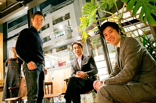 左から、筆者（楠本修二郎）、A.T.カーニー 日本法人会長の梅澤高明氏、オイシックス社長の高島宏平氏。（写真：的野弘路）