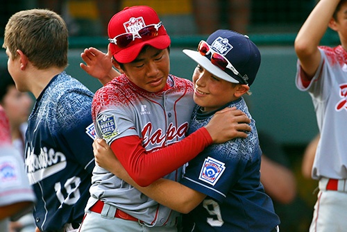 米国で2015年8月に開催された「リトルリーグ・ワールドシリーズ」の決勝戦での健闘をたたえ合う日米の選手たち。（写真＝AP/アフロ）
