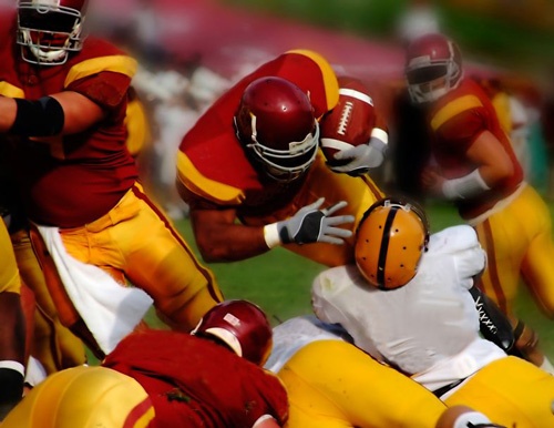 アメリカンフットボールのタックルやサッカーのヘディングといったプレーが選手の脳疾患のリスクを高めるということで、欧米では訴訟が相次いでいます。（写真＝&copy;Laurin Rinder-123RF）