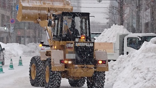 札幌は町中に雪の捨て場所が少ないので道から集められた雪はトラックで遠くまで運ばなければなりません。
