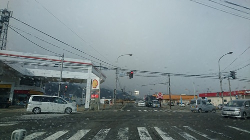 306号と糸魚川街道がクロスする上一北の交差点。今の時期、例年この辺りは雪で真っ白なのですが…。