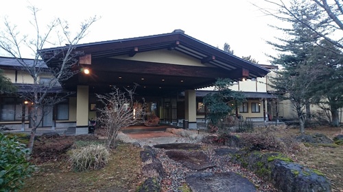 大町温泉郷の旅館街から少し離れた場所にある静かな旅館。泉質もよく、ここは穴場でした。本来は前庭も真っ白なはずなのですが….。