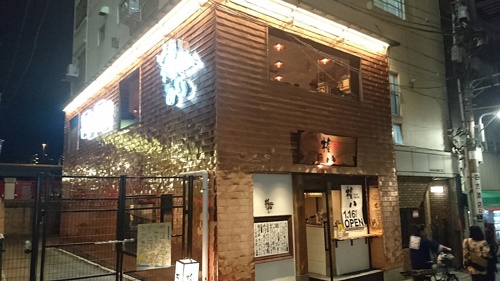 権八 浅草吾妻橋店。吾妻橋の袂に建つ銅葺きの見事な建物。地下鉄の入り口まで徒歩2秒と交通至便な場所にあります。