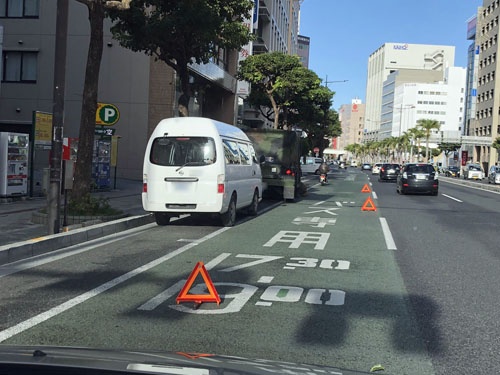 変なところで車線規制。道路工事でも始まったのでしょうか…..
