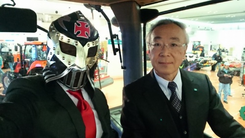専務執行役員の飯田 聡さんとトラクターのコックピットでパチリ。