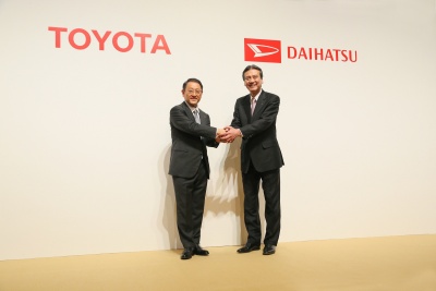 共同記者会見に登場したトヨタ自動車代表取締役社長の豊田章男氏（左）とダイハツ工業代表取締役社長の三井正則氏
