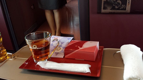 グランクラスでは飲食を提供してくれるサービスが始まりました。研修中の新人さんは、日本茶を頼んでも「ミルクとお砂糖はお付けしますか?」と聞いてきたりして、先は長いぞという感じですが、カワイイから許します。がんばってください。