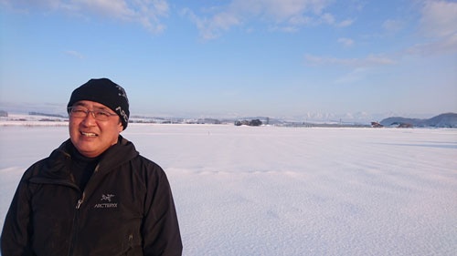 見渡す限りの雪原。雪に覆われていますが、これ、全て彼の田畑です。