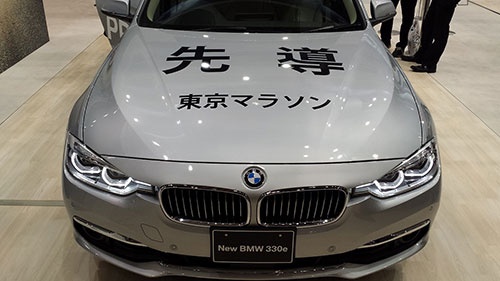 BMWは大会のオフィシャルパートナーで、先導車に330eなるプラグインハイブリッドモデルを出していました。ウィナーの副賞もビーエムです。