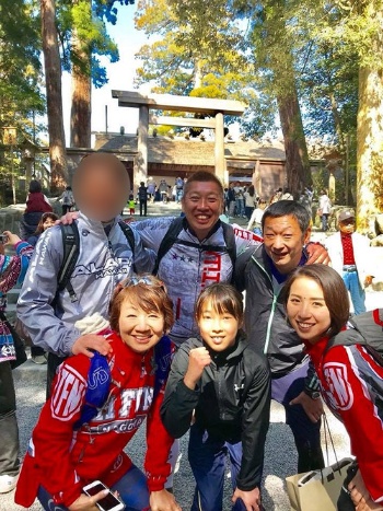 後列の男性2人は名古屋の熱田神宮から延々112キロも走ってきました。お疲れ様です。