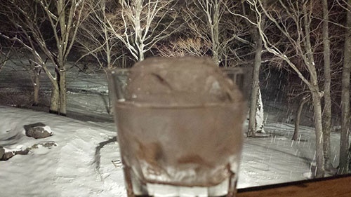 雪を眺めながら頂くウイスキー。いやぁマジメに生きてきて良かったです。